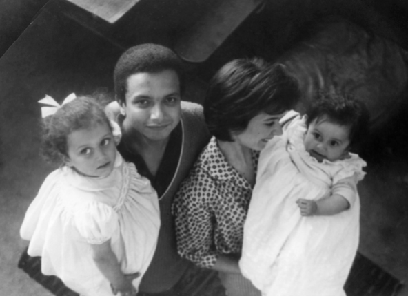 1962 : rue Ordener (Paris 18e), Jean et Martine avec leurs filles Frédérique et Sylvie.