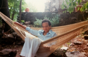 1983 : dans le jardin de sa maison de vacances à Octon, près de Montpellier.