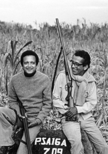 1973 : partie de chasse à Maurice avec son frère Régis, écrivain et ancien directeur du tourisme, disparu en 1999.