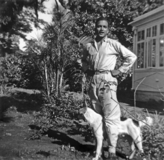 1954 : premières vacances à l'Ile Maurice, depuis son départ pour la France en 1951, devant la maison familiale à Rose-Hill.