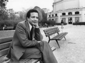 1976 : prise de vue près des Champs-Elysées à l'occasion du Prix de la langue française décerné par l'Académie française pour le roman "Alpha du centaure".