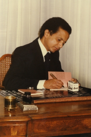 1977 : signature du recueil de poèmes "Je m'appelle sommeil" lors de la soirée de lancement dans l'appartement de la Muette.